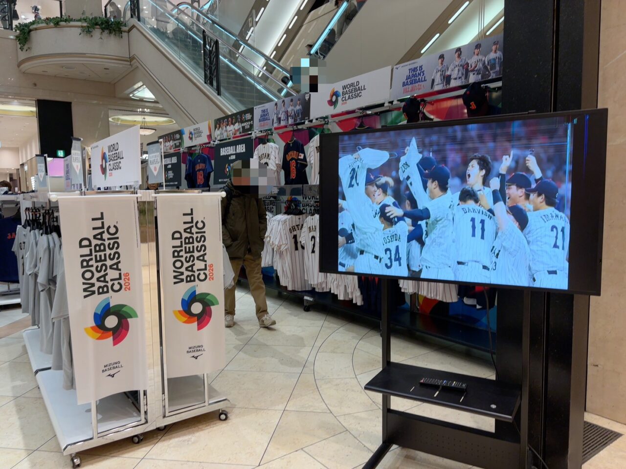 福屋広島駅前店で販売されているWBC応援グッズ売り場