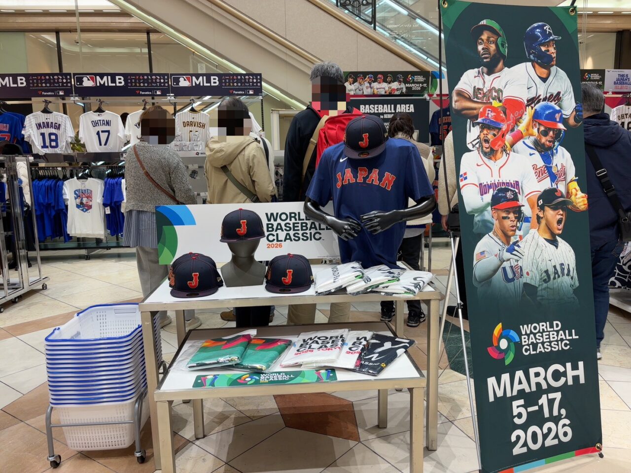 福屋広島駅前店で販売されているWBC応援グッズ売り場