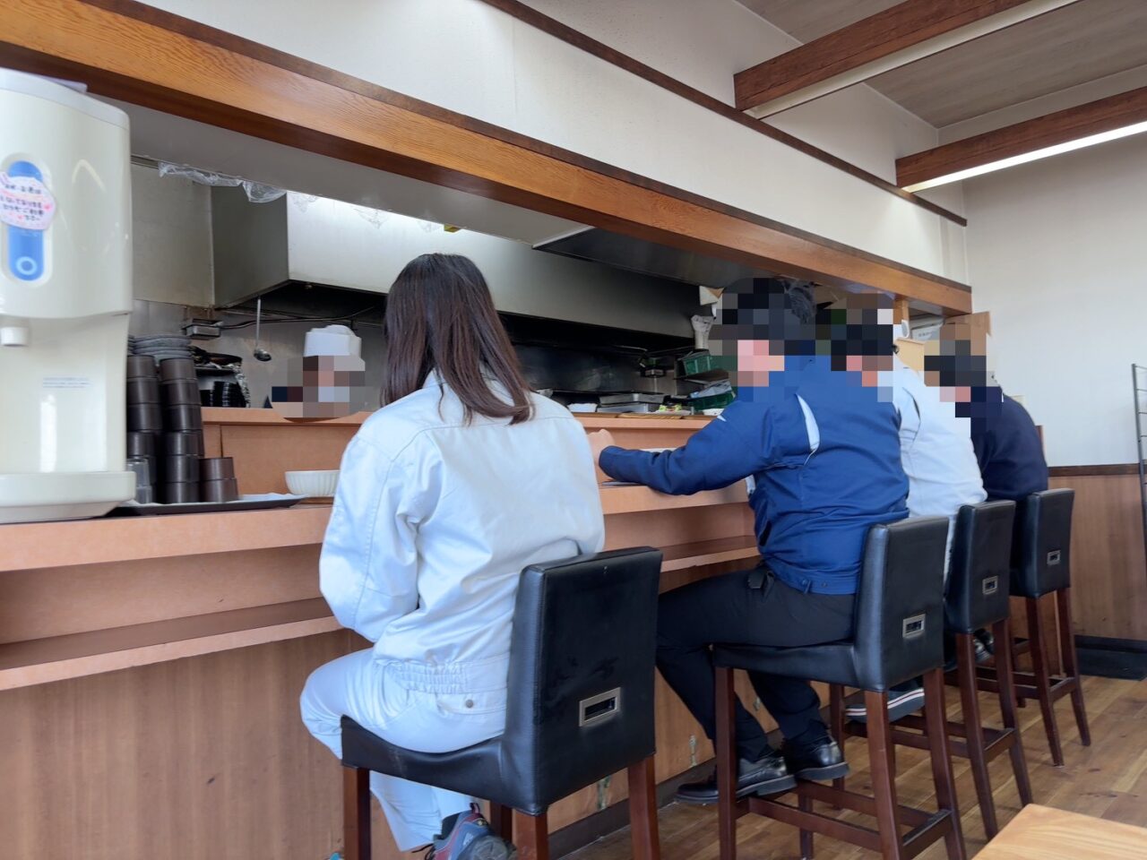 小さな食堂ヒロの店外に設置された食券の券売機