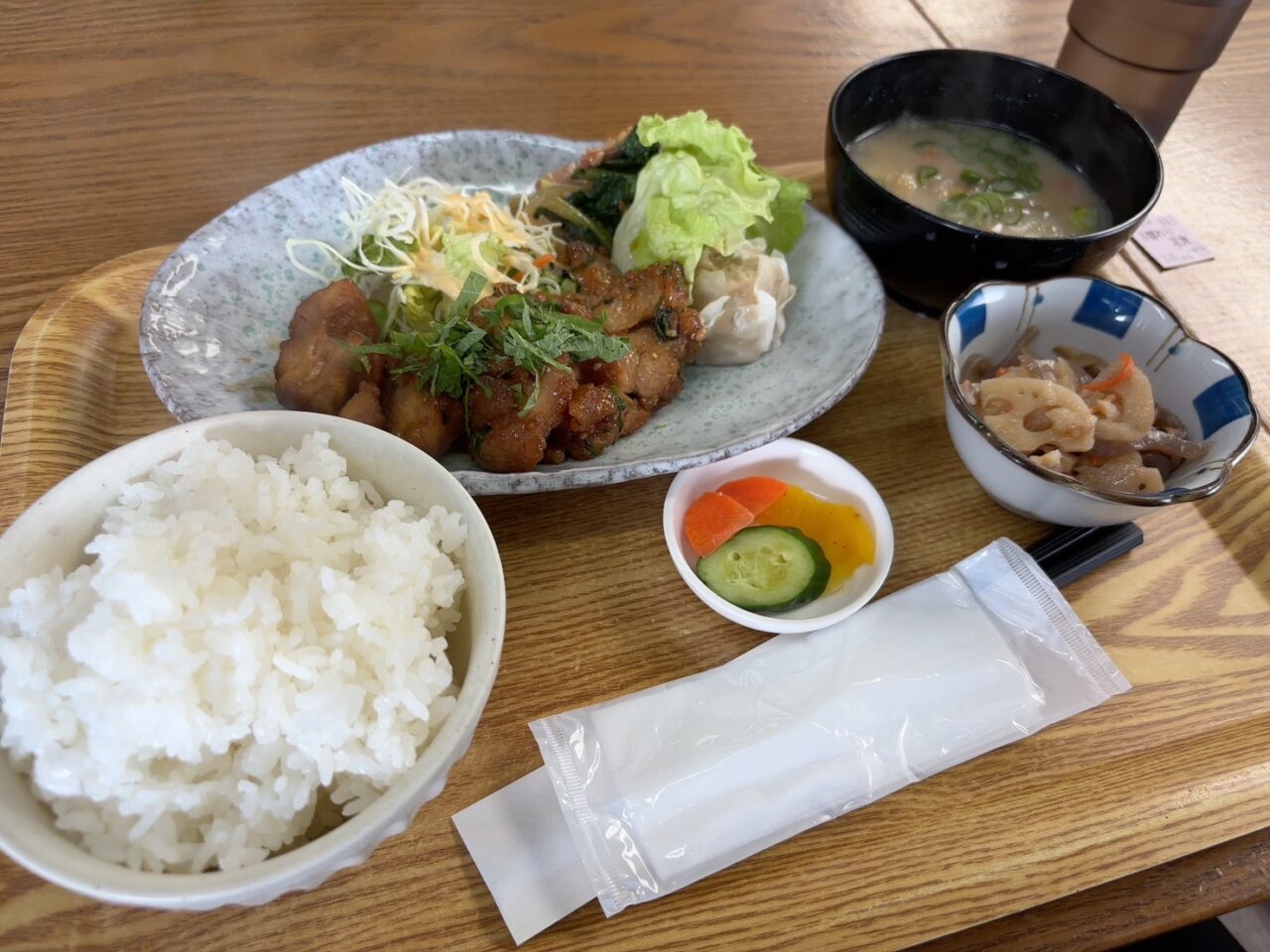 小さな食堂ヒロの店外に設置された食券の券売機