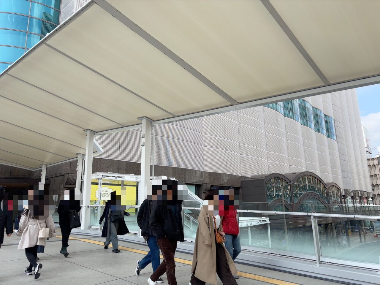 広島駅と福屋広島駅前店を結ぶペデストリアンデッキが開通した様子