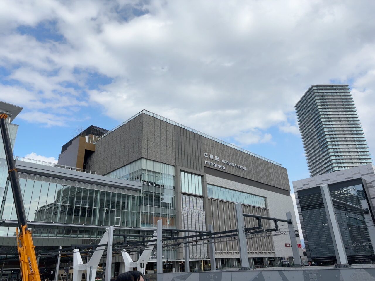 広島駅と福屋広島駅前店を結ぶペデストリアンデッキが開通した様子