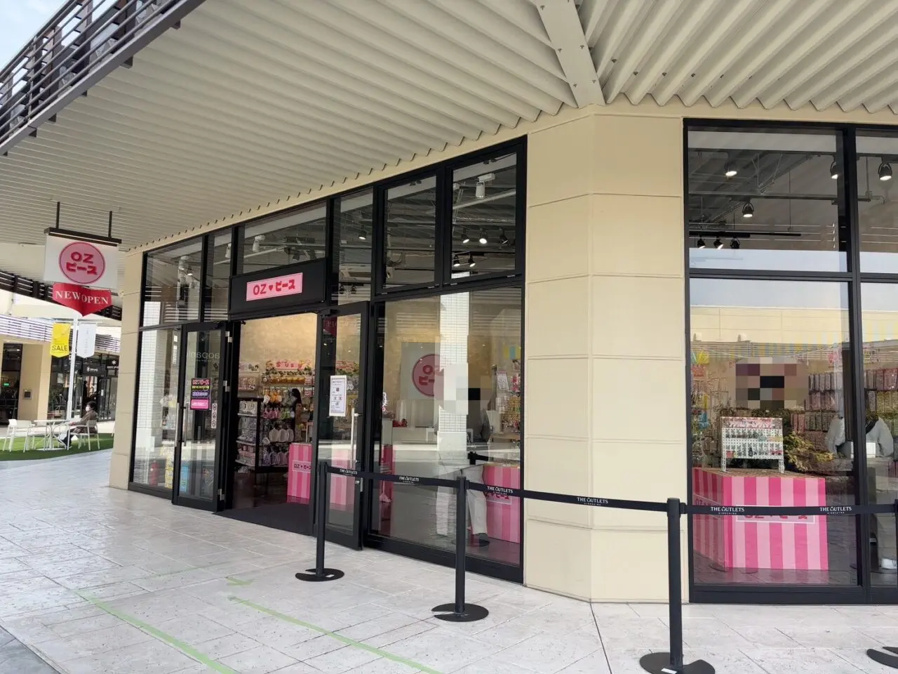 ジ・アウトレット広島に期間限定出店中のOZピース店舗外観