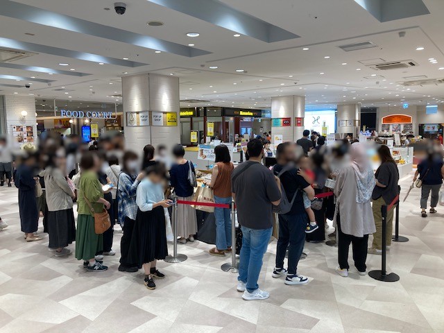 エキエ広島1階に出店するBAGEL & BAGELの期間限定ショップの様子