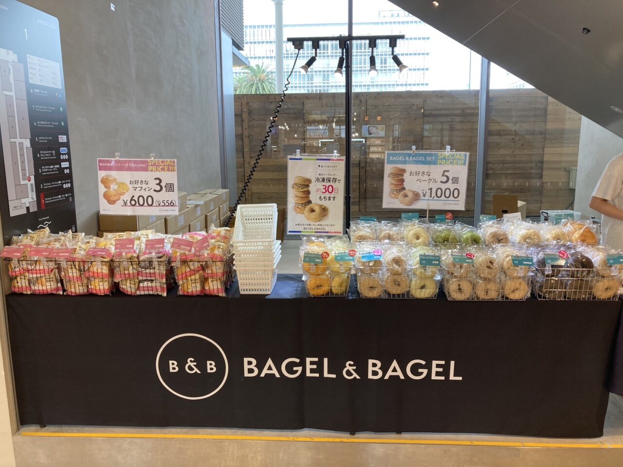 エキエ広島1階に出店するBAGEL & BAGELの期間限定ショップの様子