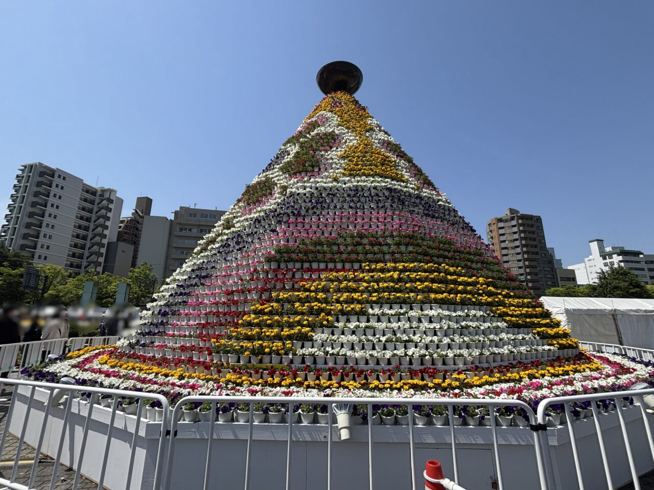 ひろしまフラワーフェスティバルで行われた花の総合パレードの様子