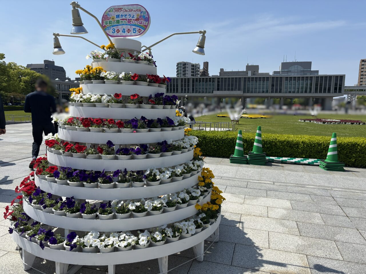 ひろしまフラワーフェスティバルで行われた花の総合パレードの様子