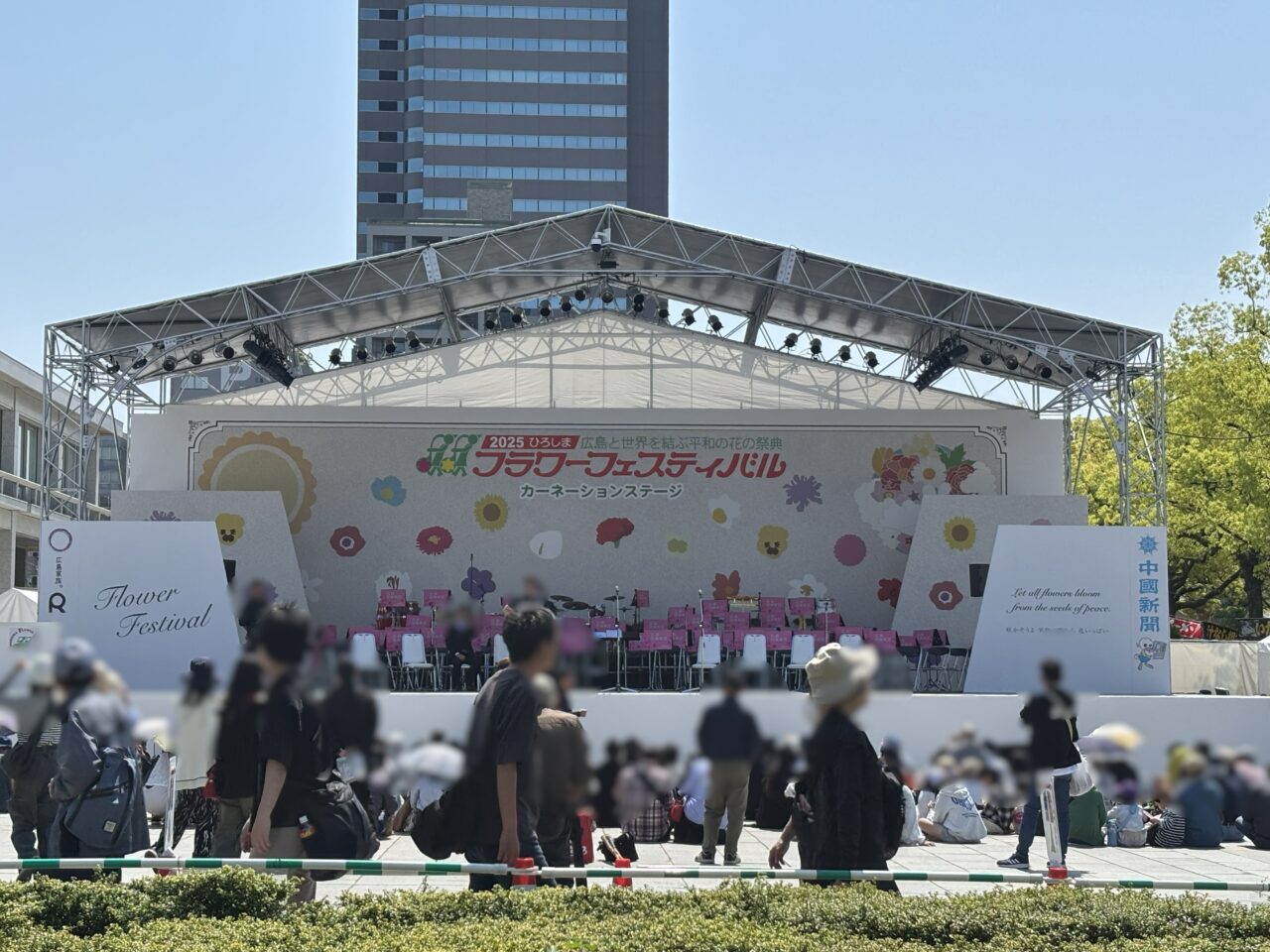 ひろしまフラワーフェスティバルで行われた花の総合パレードの様子