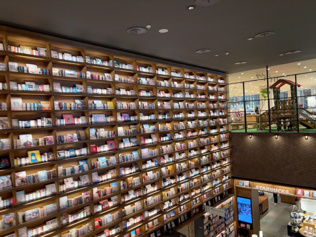 広島T-SITE2階にあった保険テラス広島T-SITE店跡に掲示された移転のお知らせ