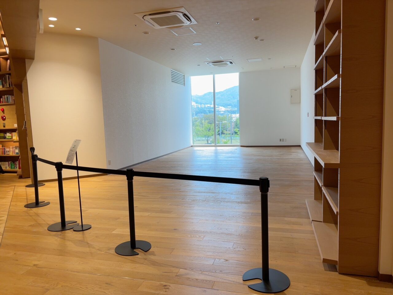 広島T-SITE2階にあった保険テラス広島T-SITE店跡に掲示された移転のお知らせ