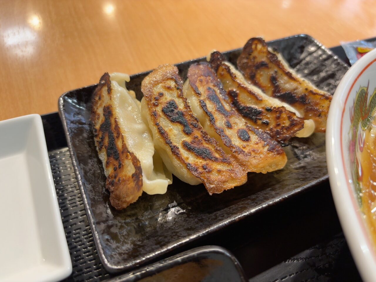 アルパーク東棟1階フードコートにある麺屋まる