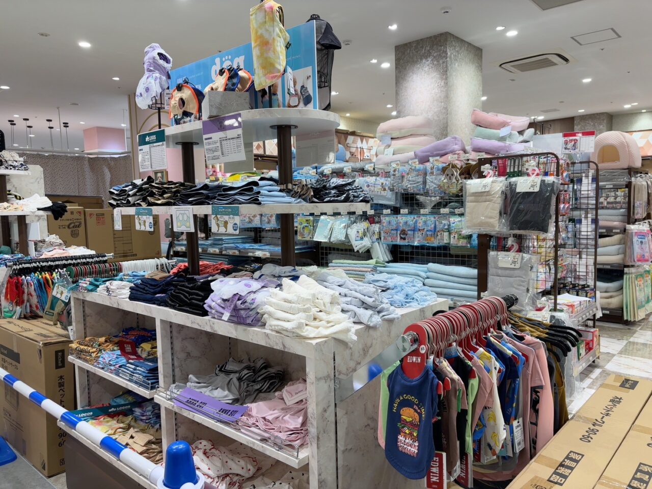 アルパークにオープンするひごペットフレンドリーの店内準備風景と商品売場