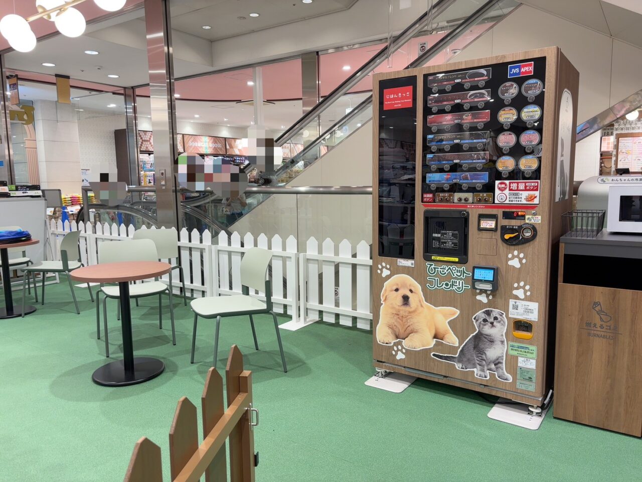 アルパークにオープンするひごペットフレンドリーの店内準備風景と商品売場