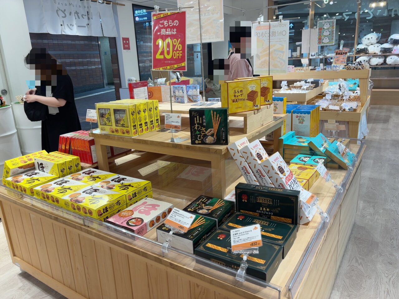 シャレオのほっかいどうマーケット店内に並ぶ北海道のお菓子や食品とセール掲示の様子