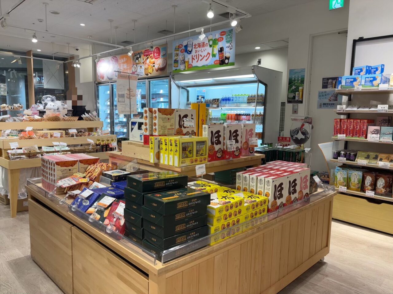 シャレオのほっかいどうマーケット店内に並ぶ北海道のお菓子や食品とセール掲示の様子