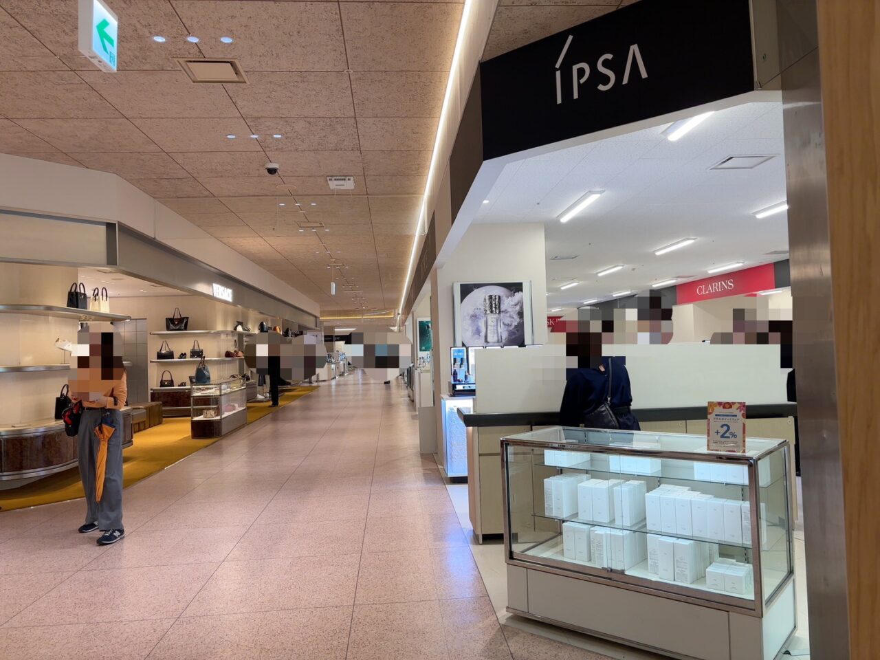 そごう広島店の化粧品売場リニューアルに伴う仮営業のお知らせ掲示や館内の様子