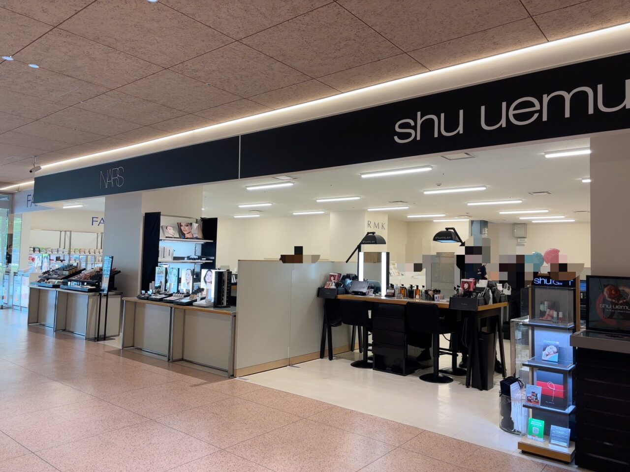 そごう広島店の化粧品売場リニューアルに伴う仮営業のお知らせ掲示や館内の様子