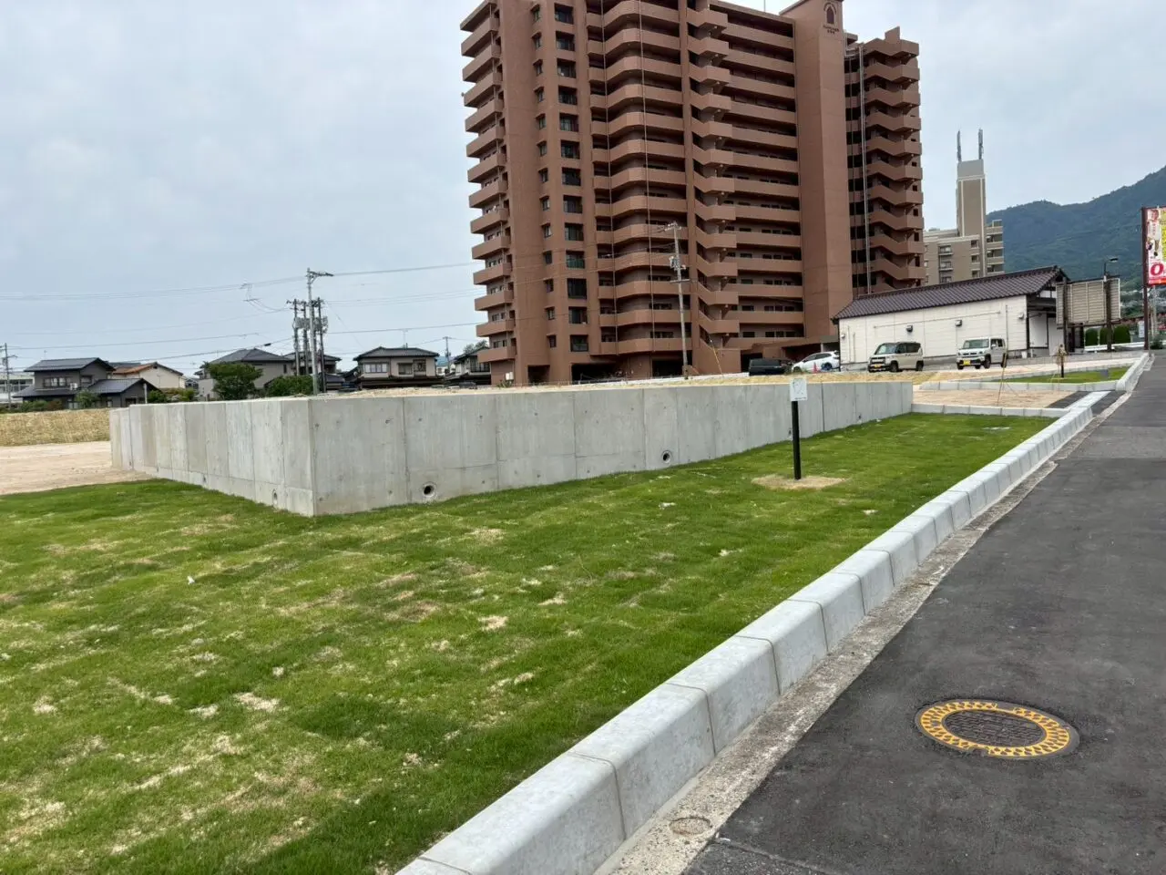 ドラッグコスモス千同店の開店予定地となる佐伯区千同の更地の様子