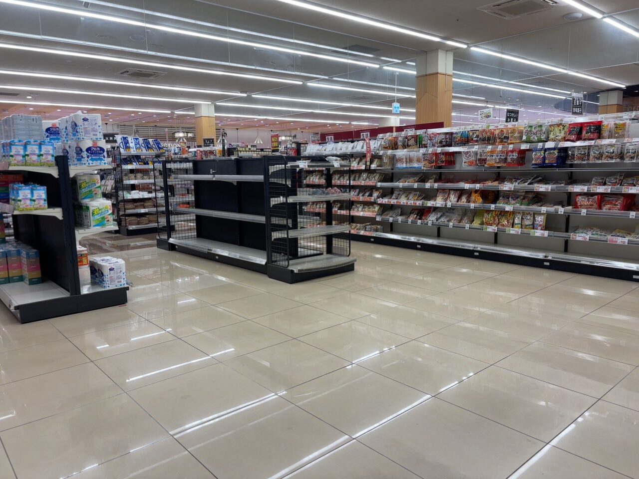 リニューアルのため一時休業を案内するフレスタ波出石店