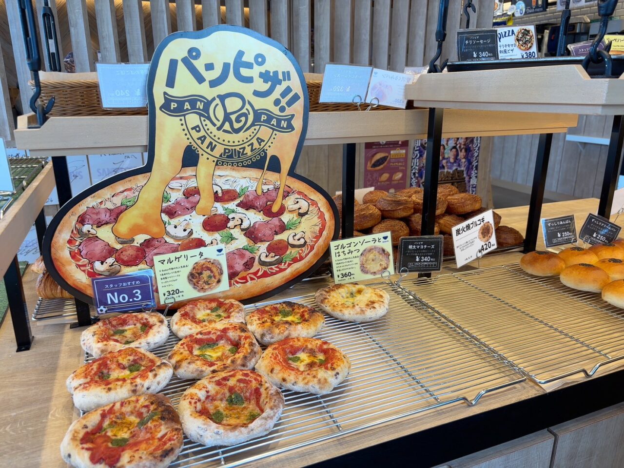 HiroPa内のR Bakerで提供されているモーニングメニューと店内に並ぶパンの様子