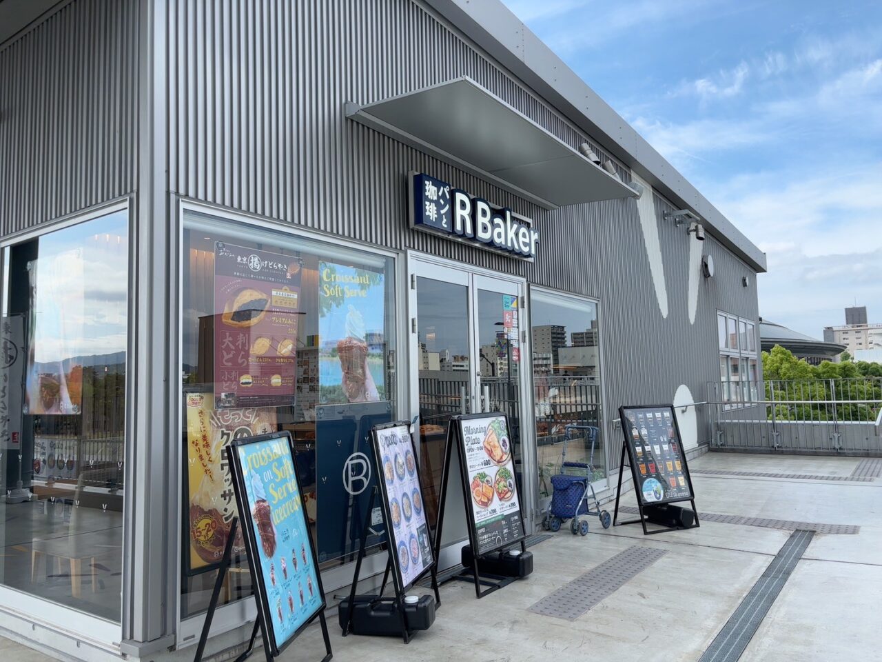 HiroPa内のR Bakerで提供されているモーニングメニューと店内に並ぶパンの様子