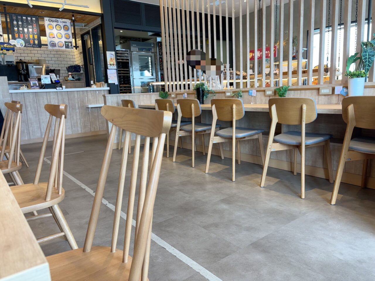 HiroPa内のR Bakerで提供されているモーニングメニューと店内に並ぶパンの様子