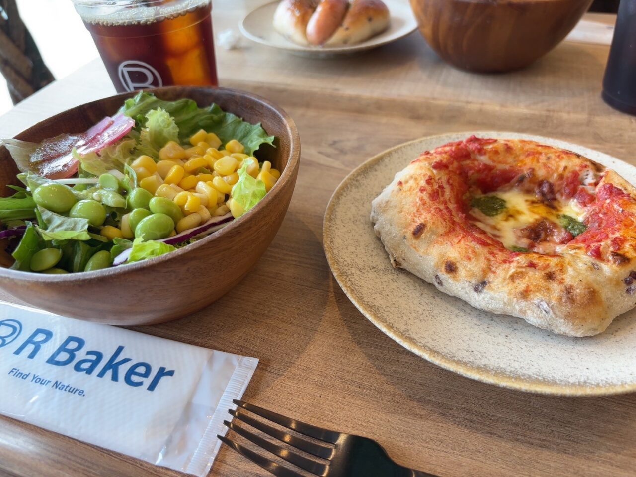 HiroPa内のR Bakerで提供されているモーニングメニューと店内に並ぶパンの様子