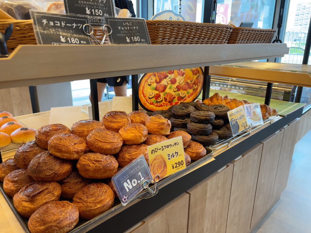 HiroPa内のR Bakerで提供されているモーニングメニューと店内に並ぶパンの様子
