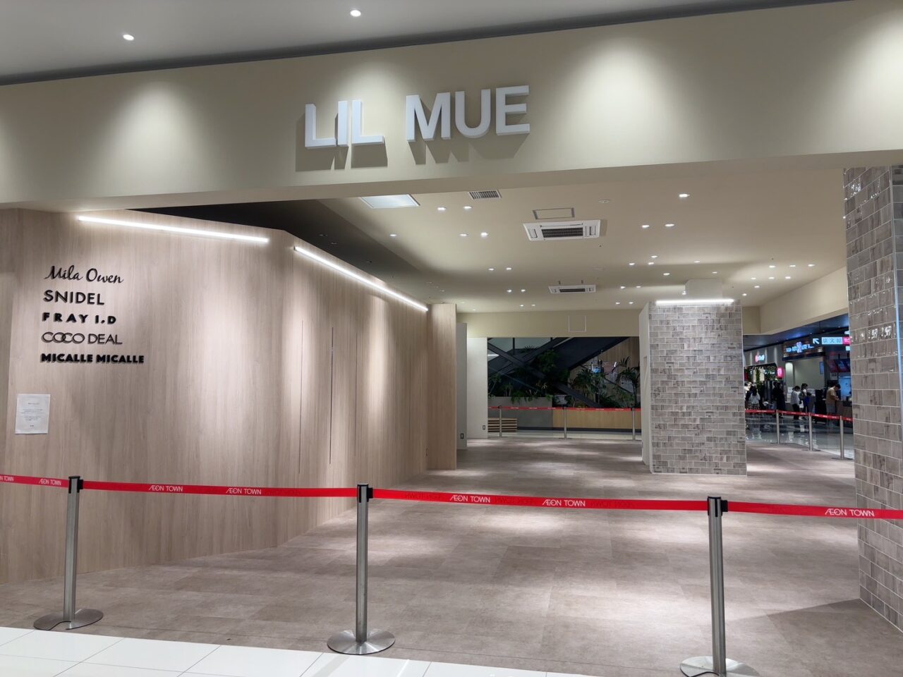 イオンタウン楽々園1階のLIL MUEイオンタウン楽々園店の営業終了を知らせる案内掲示物