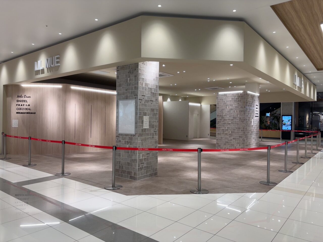 イオンタウン楽々園1階のLIL MUEイオンタウン楽々園店の営業終了を知らせる案内掲示物