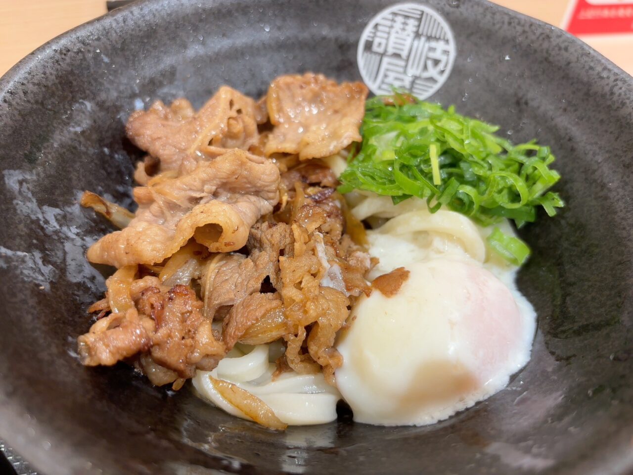 アルパーク西棟フードコートの讃岐屋で提供されるかけかつ丼セット