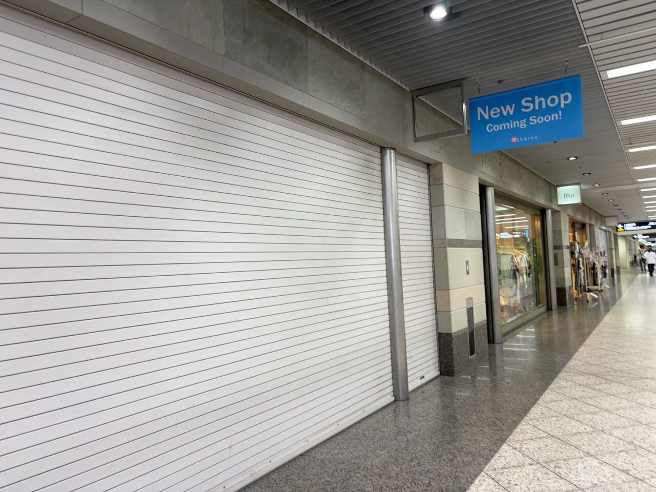 シャレオ西通りに掲示された総合買取店バイセルの2026年6月26日オープン告知ポスター