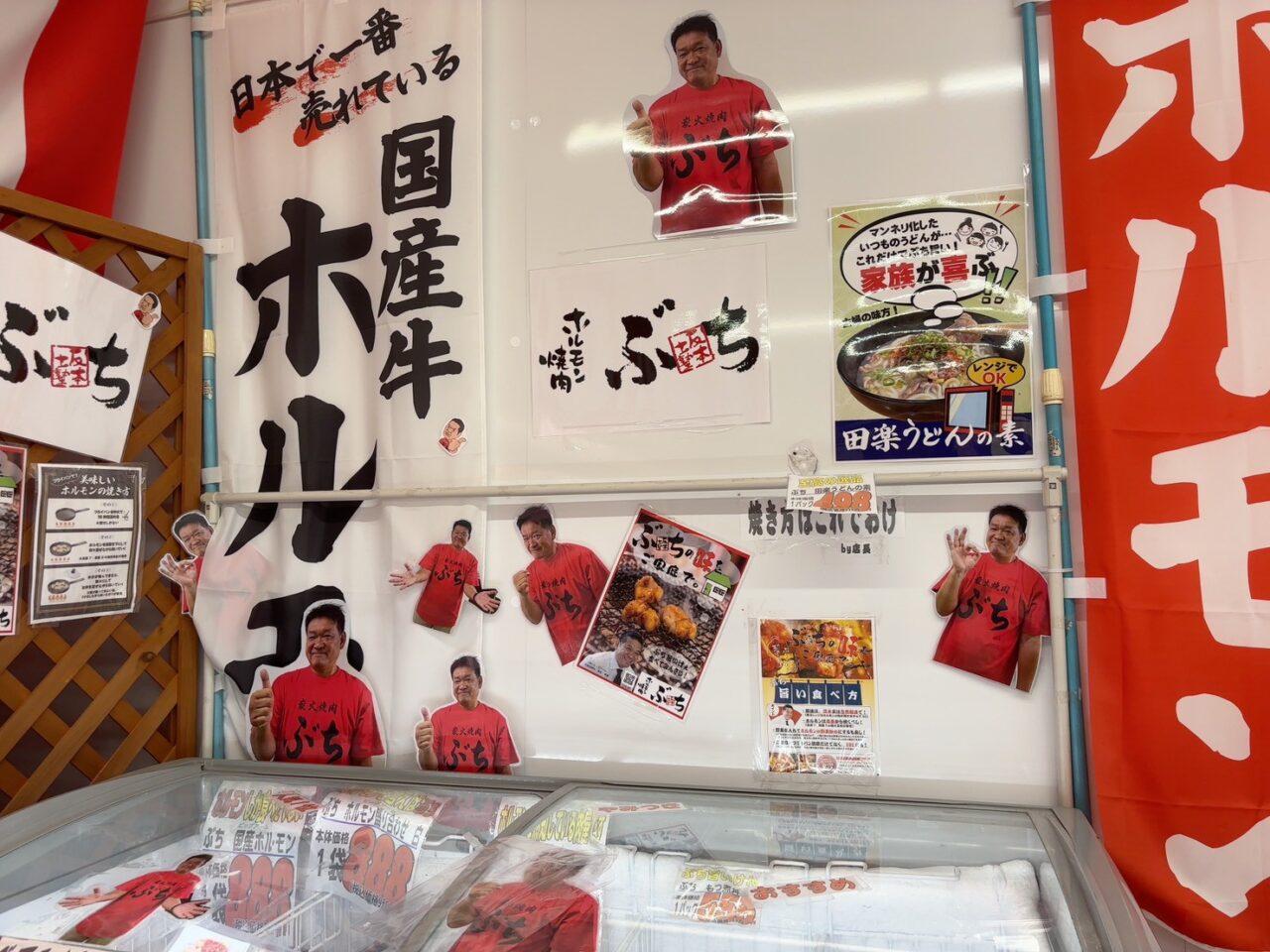 広島市南区宇品にあるスーパーたかもりの店舗外観と駐車場の様子