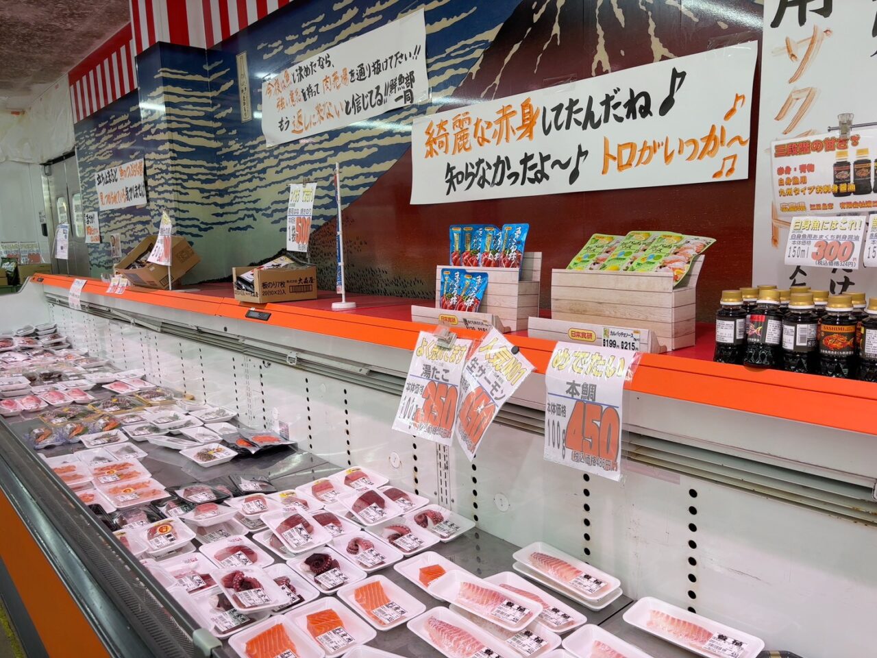 広島市南区宇品にあるスーパーたかもりの店舗外観と駐車場の様子