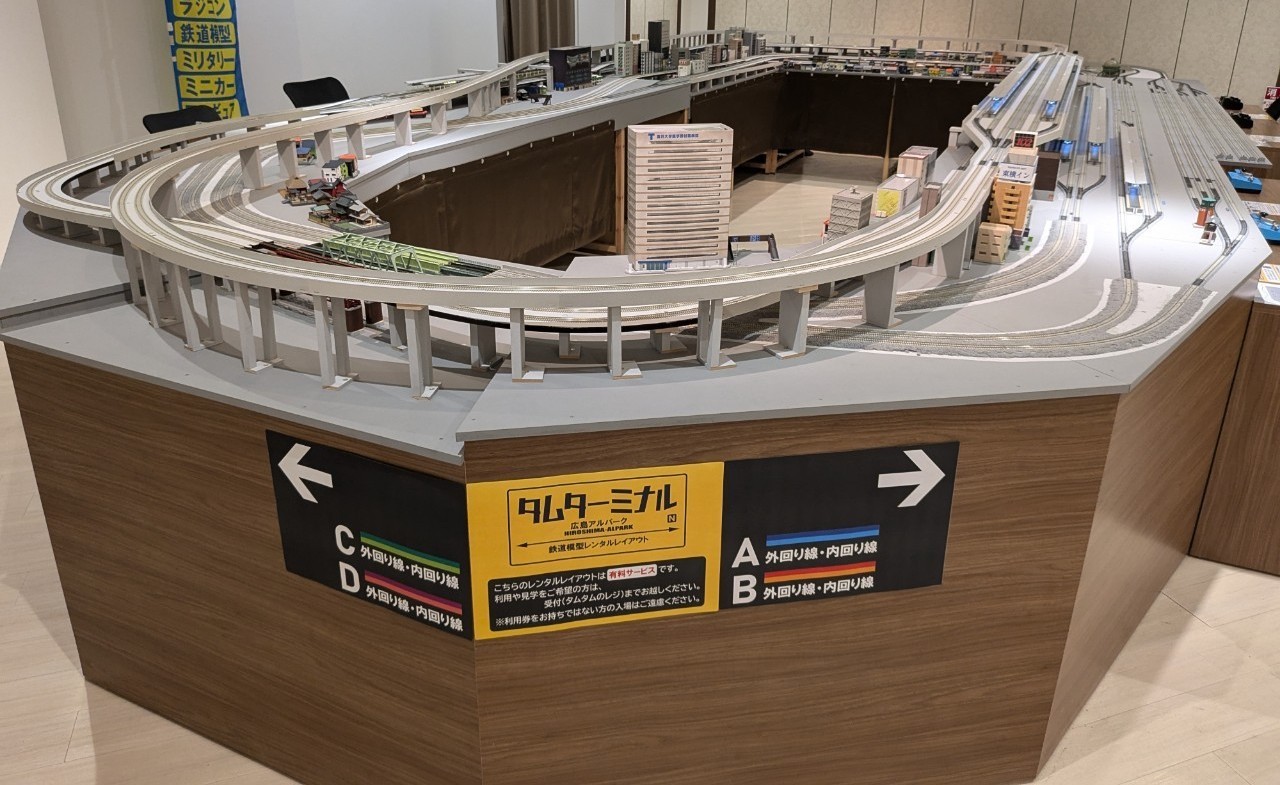 タムタム広島アルパーク店で開催される3周年祭の案内と店内の様子