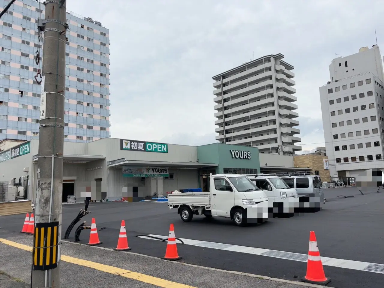 広島市西区広瀬北町で初夏オープン予定のユアーズ広瀬北町店。建物がほぼ完成し、外壁に「初夏OPEN」の案内が掲示されている様子。