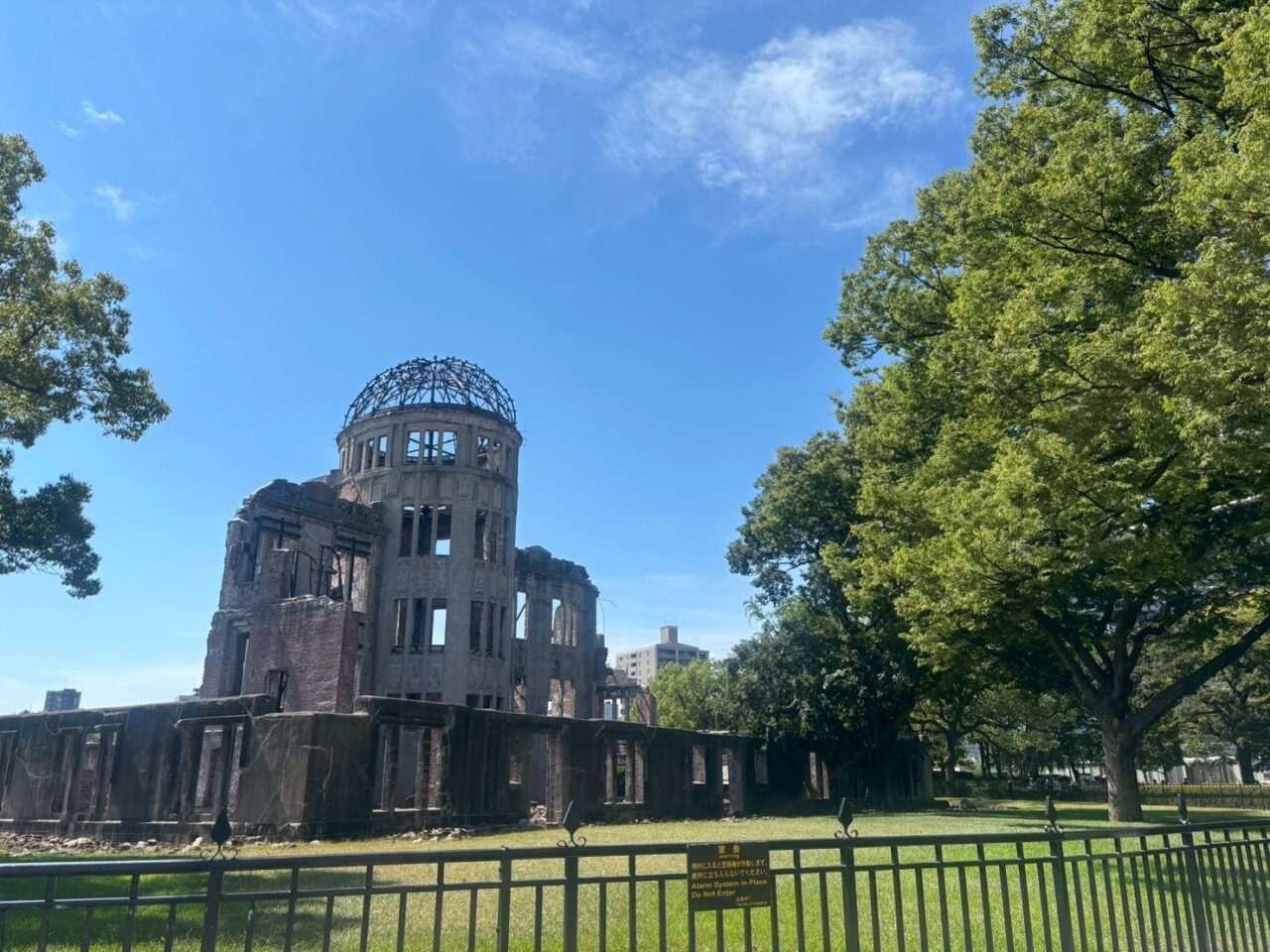 「2026年8月6日の平和記念式典に伴う平和公園周辺の交通規制をイメージした道路風景」