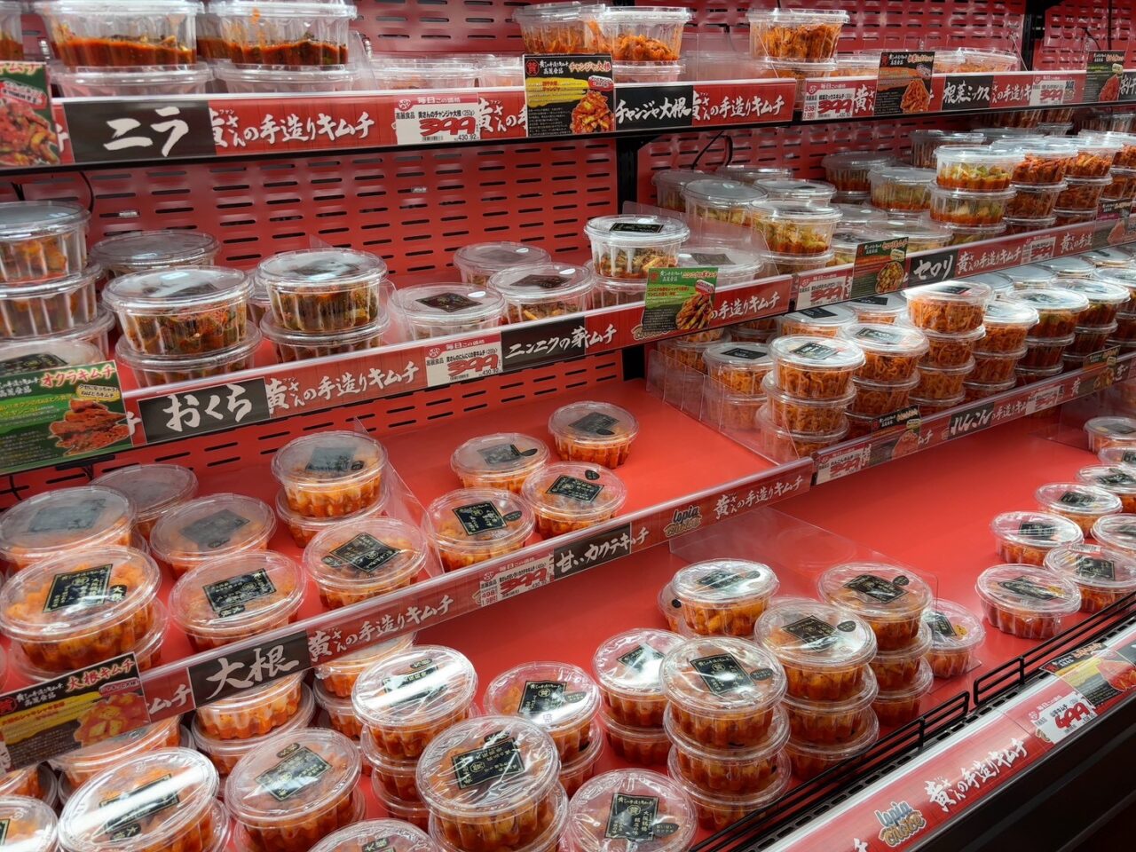     アルパークにオープンしたロピア店内の巻き寿司や鮮魚、お肉などが並ぶ売り場の様子