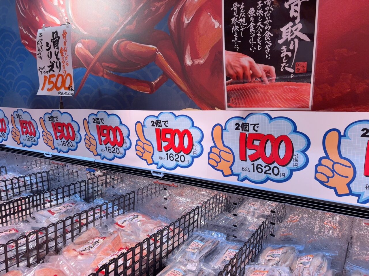     アルパークにオープンしたロピア店内の巻き寿司や鮮魚、お肉などが並ぶ売り場の様子