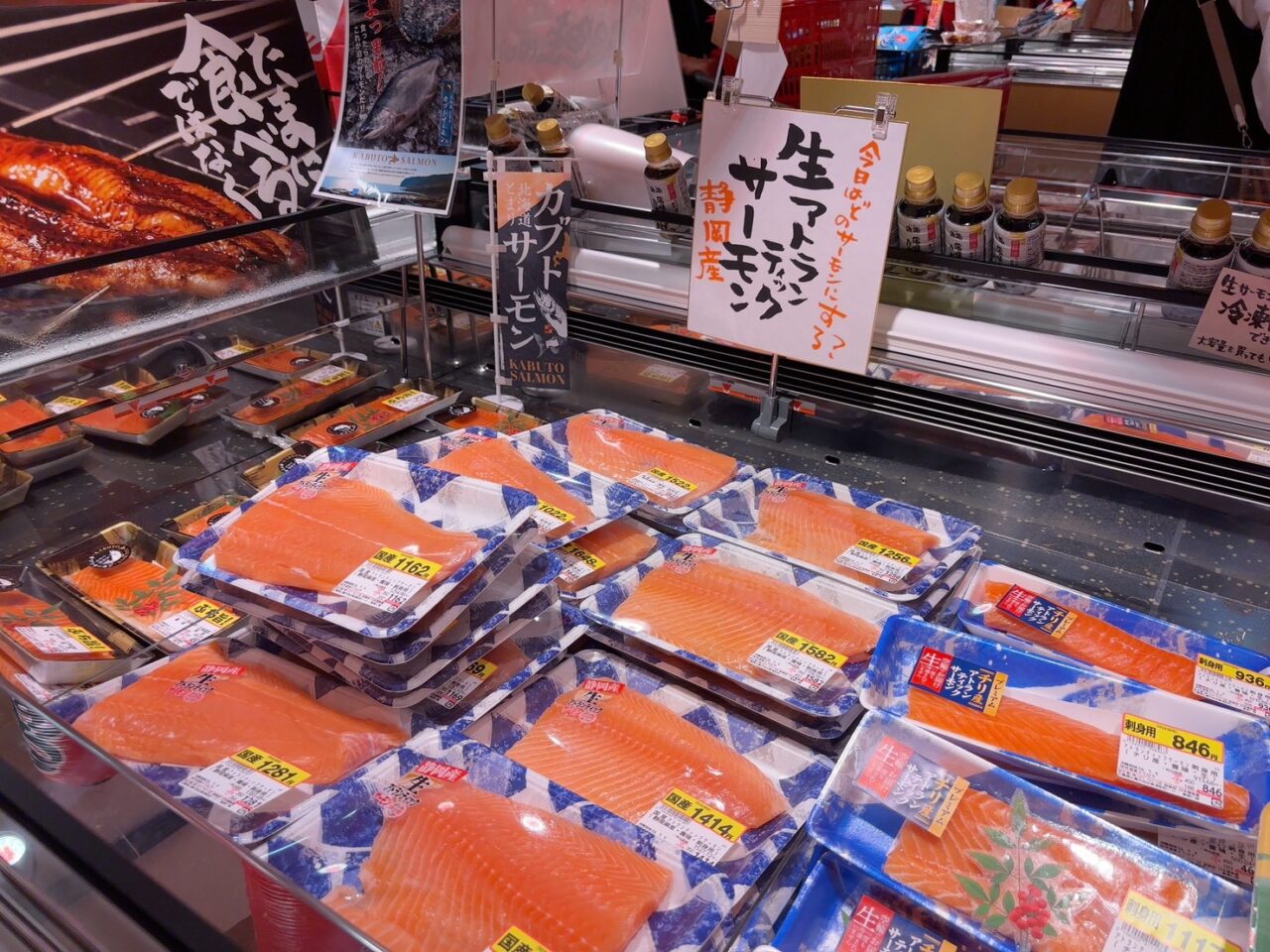     アルパークにオープンしたロピア店内の巻き寿司や鮮魚、お肉などが並ぶ売り場の様子