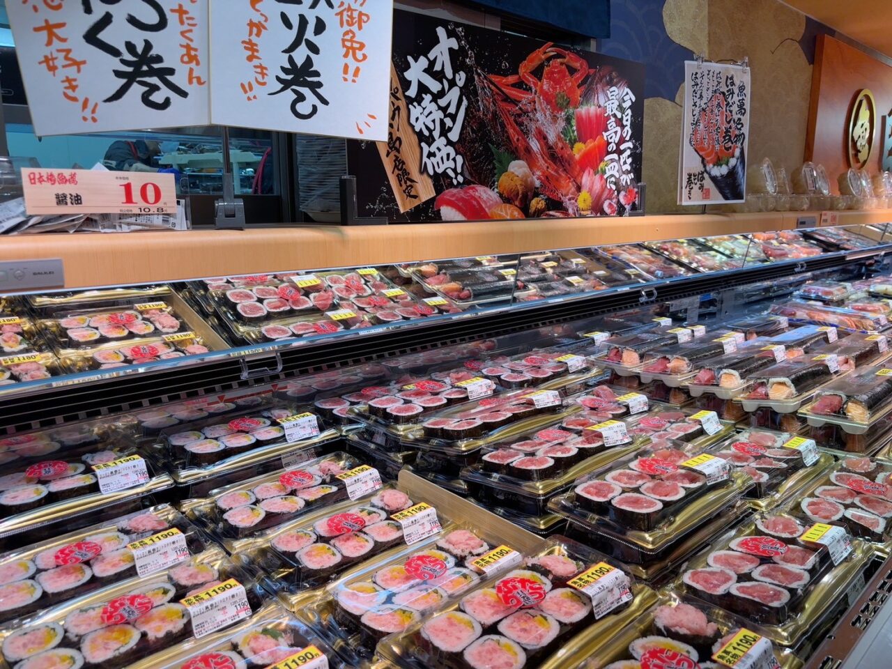     アルパークにオープンしたロピア店内の巻き寿司や鮮魚、お肉などが並ぶ売り場の様子