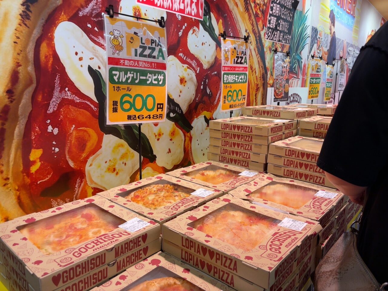     アルパークにオープンしたロピア店内の巻き寿司や鮮魚、お肉などが並ぶ売り場の様子