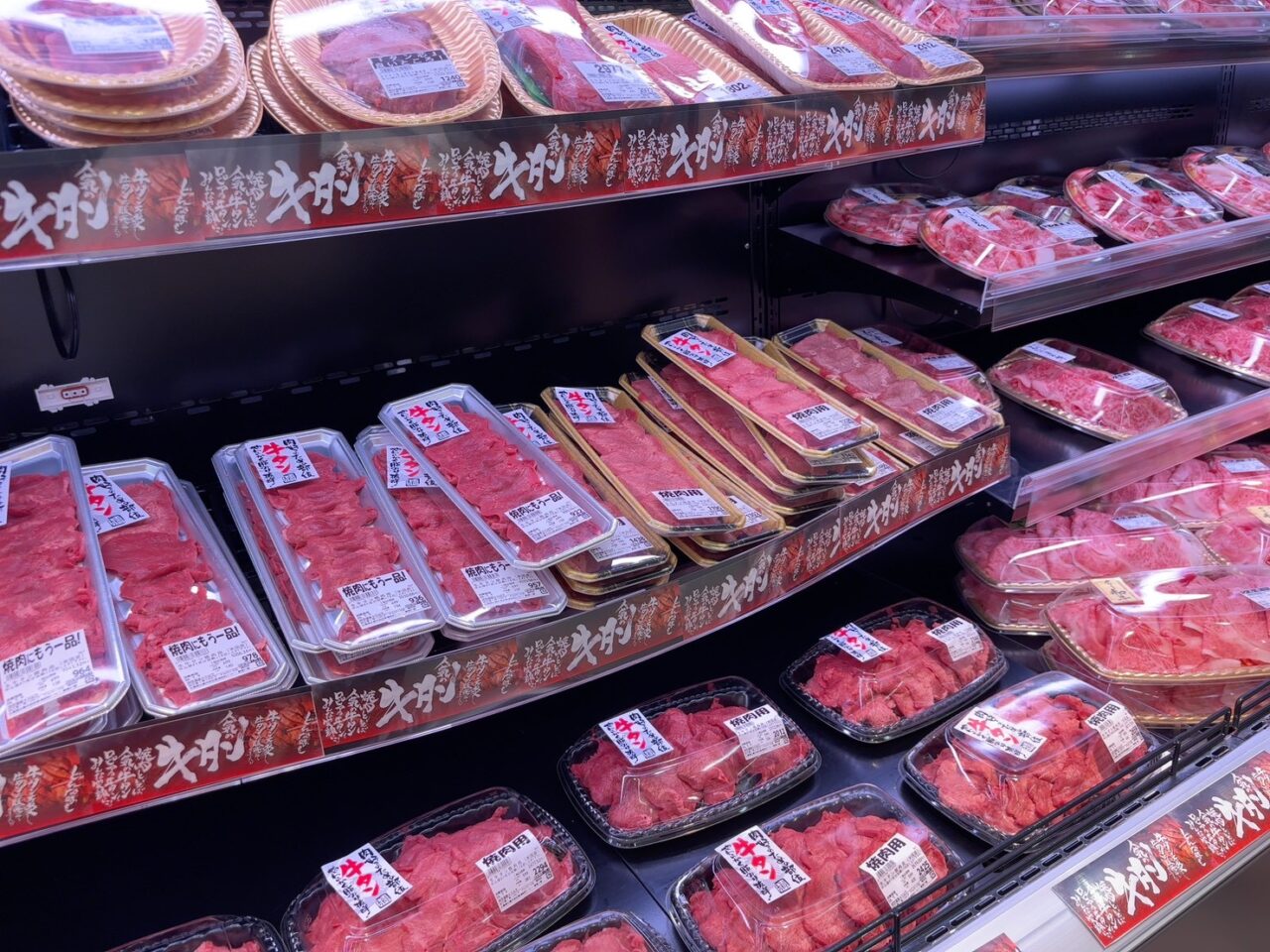    アルパークにオープンしたロピア店内の巻き寿司や鮮魚、お肉などが並ぶ売り場の様子