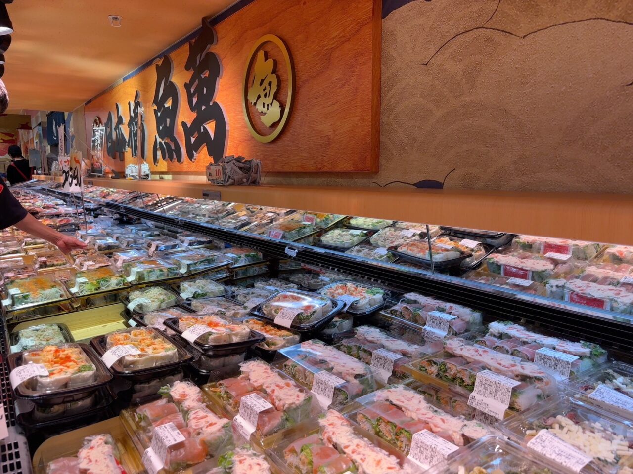     アルパークにオープンしたロピア店内の巻き寿司や鮮魚、お肉などが並ぶ売り場の様子