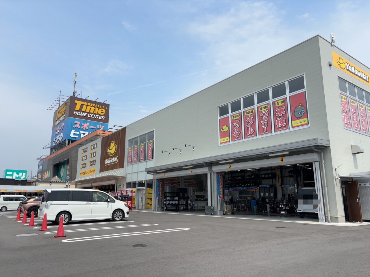 商工センターにオープン予定のどんどんの外観。