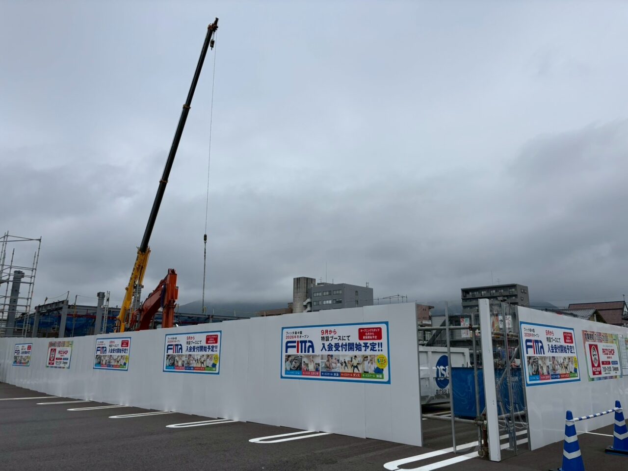 建物の骨組みが組まれ工事が進む楽々園のフィッタ建設現場