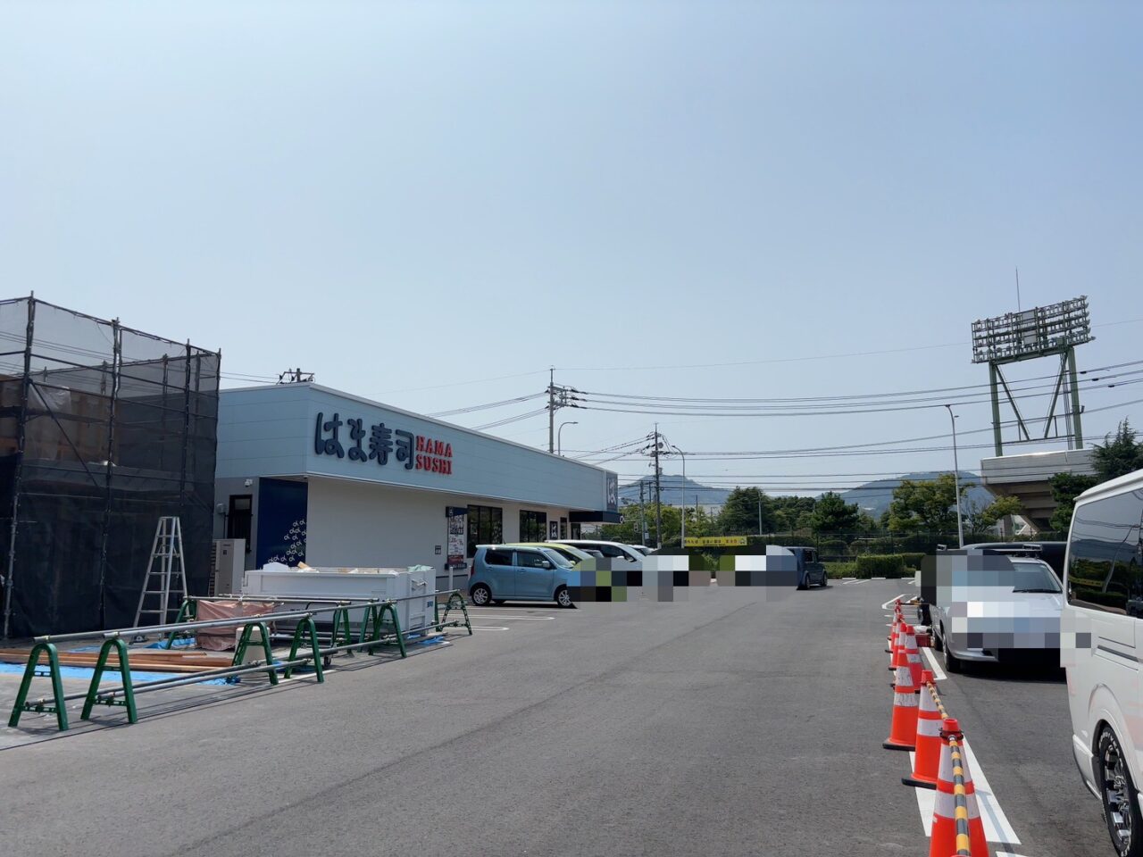 観音新町モールのはま寿司と和食さとの間で建設が進む新しい建物の様子