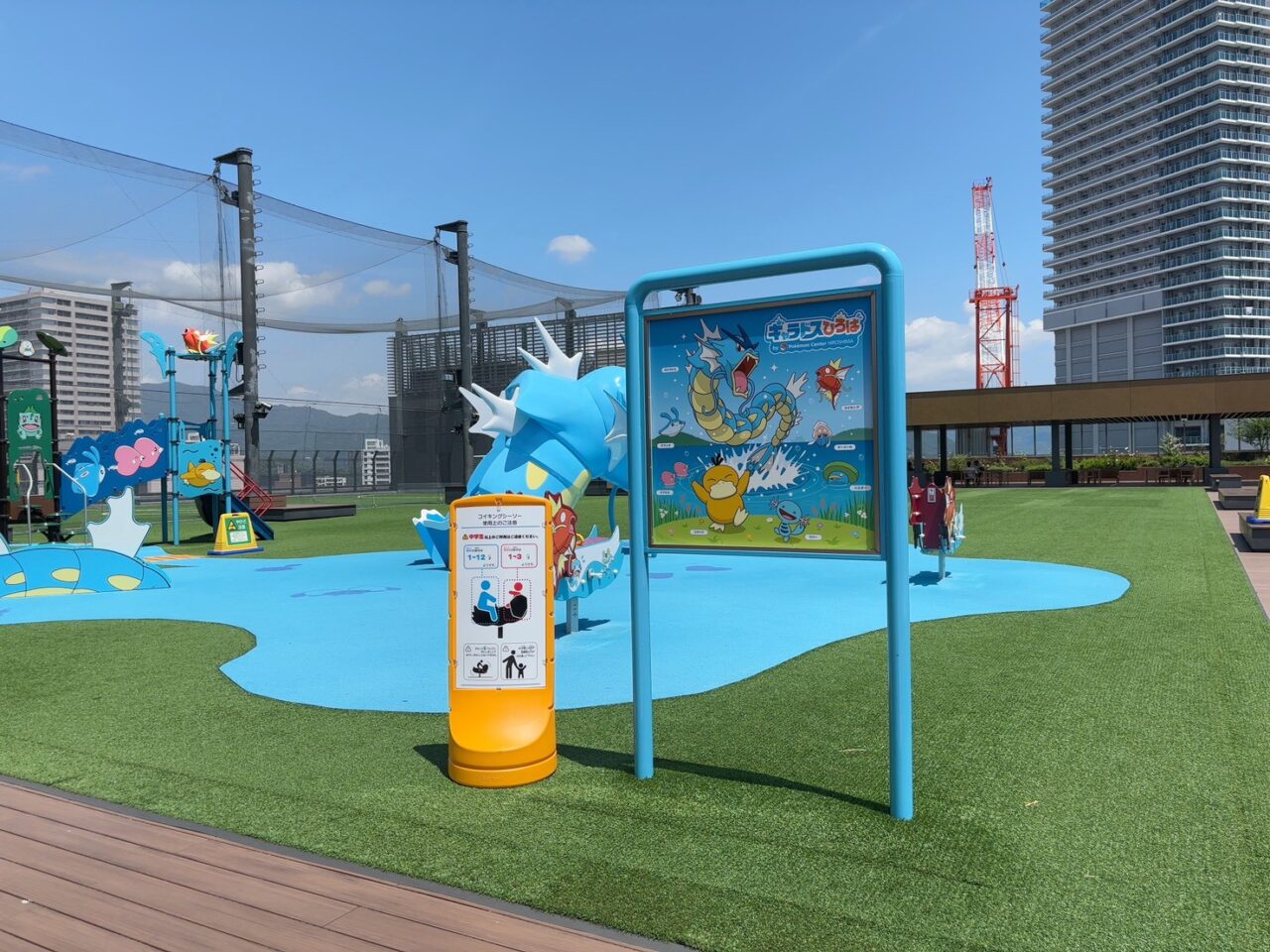 ミナモア9階ソラモア広場で開催される水遊びイベント「SPLASH ZONE」をイメージした広場と床噴水