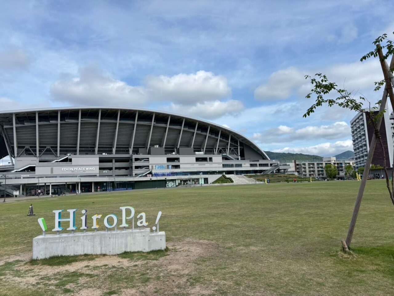 ひろしまスタジアムパークの芝生ひろばで開催されるHiroPaナイトシネマのイメージ