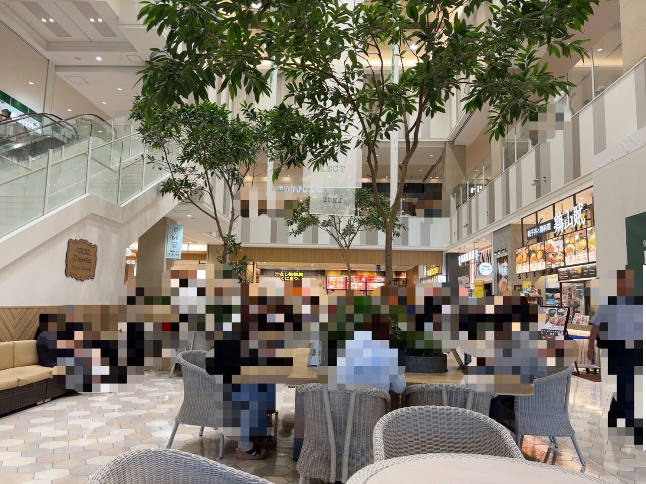 レクトのフードコートに広島初出店予定の伊右衛門カフェの案内掲示
